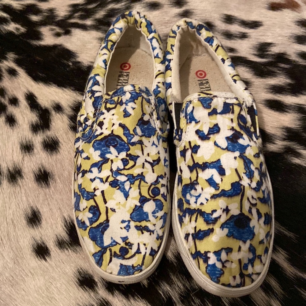 Perfect mix between fashion and comfort slide-on sneakers! Gently worn shoes